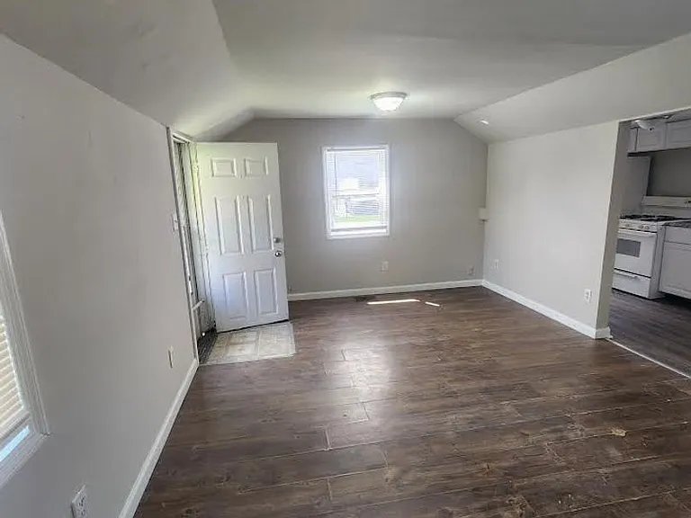 565 S Webster Ave — Photo 2