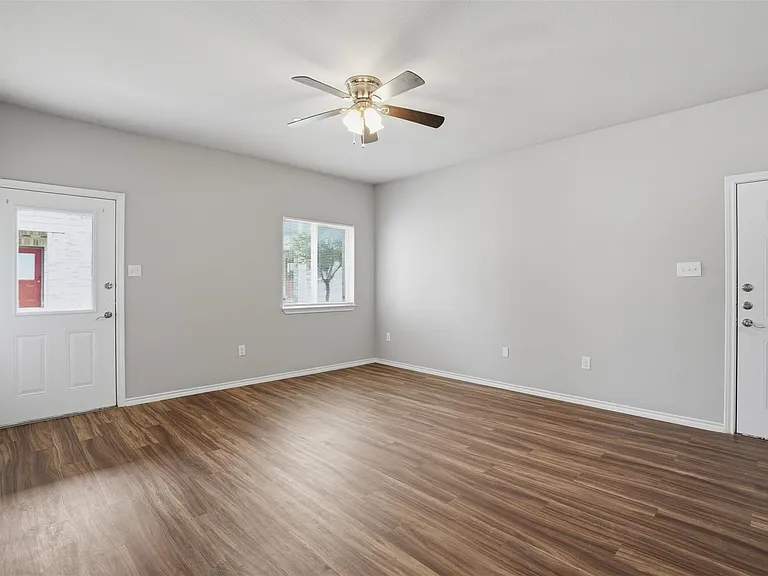 514 E Hazelwood St #B — Photo 14
