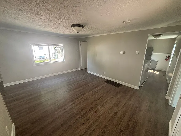 511 W 2nd St — Photo 3