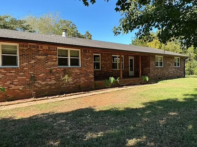 3 bed, 2.0 bath, 2327 sqft, $2,500 — Photo 4
