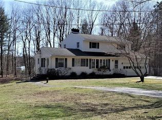 14 Oakhill Dr, Halfmoon, NY 12065