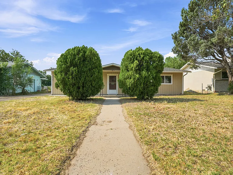 2045 Gunnison Ave — Photo 1