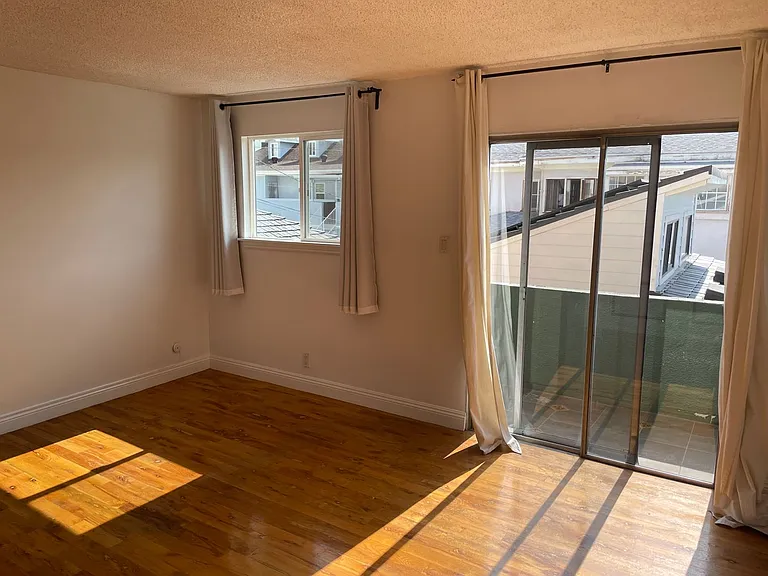 439 South Hobart Apartments — Photo 4