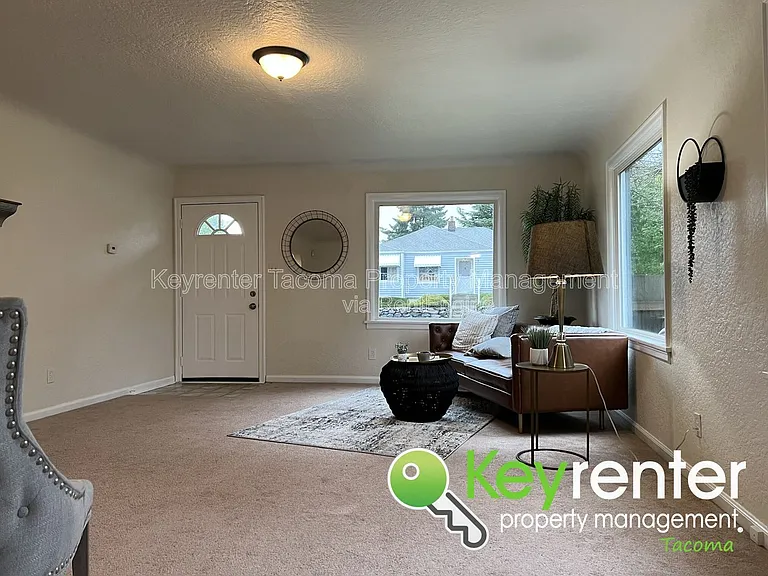 4816 E G St — Photo 2