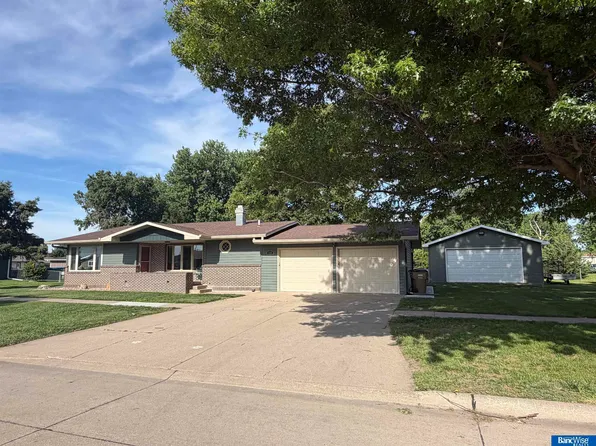 330 Fairview Dr, Aurora, NE 68818