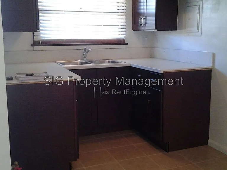 1702 W Victory Blvd — Photo 4