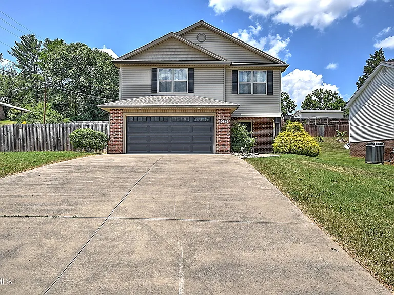 1092 Aberlea Valley Cir — Photo 1