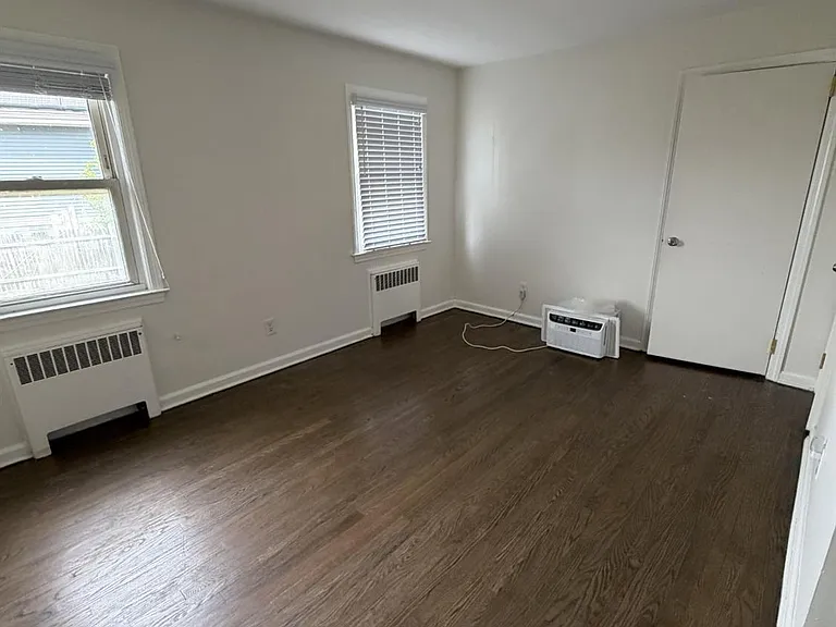2729 Woodbridge Ave — Photo 7