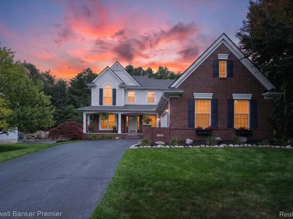 205 Franklin Lake Cir, Oxford, MI 48371