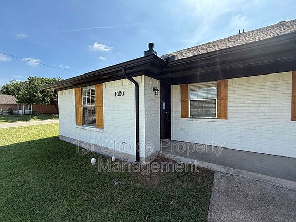 3rd image of 1000 N Meadow Cir