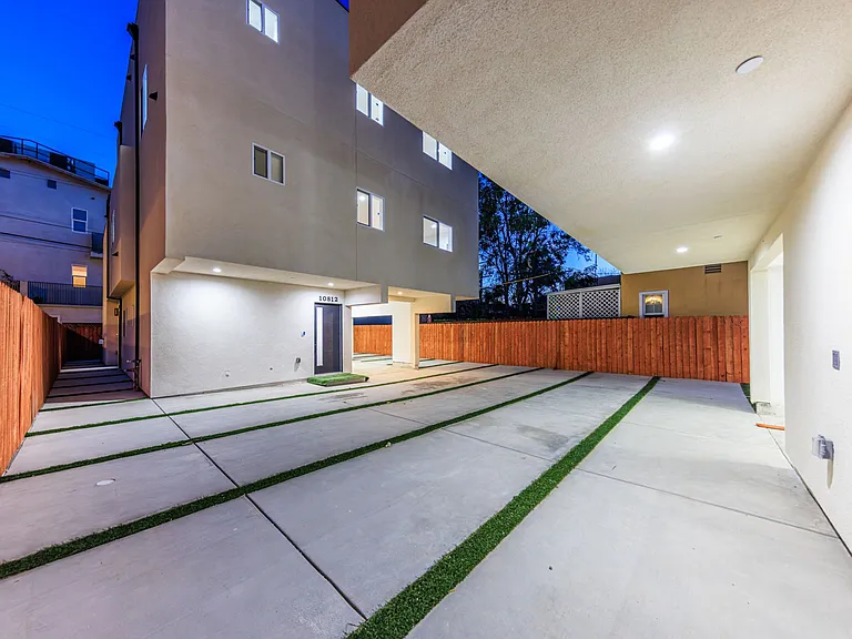 Luxury 3 & 4 Bed Townhomes | Walk to NoHo Arts District + Toluca Lake — Photo 14