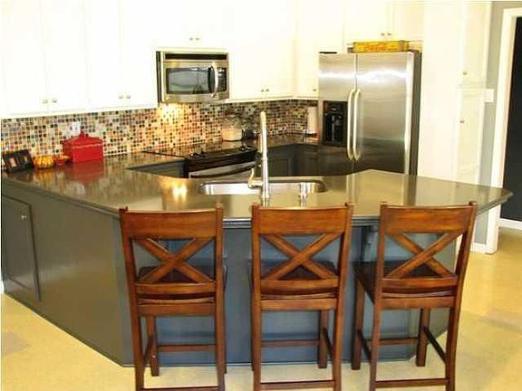 3rd image of 114 Doncaster Cir