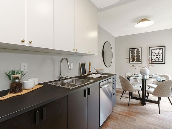 3rd image of 2240 Wall St #203