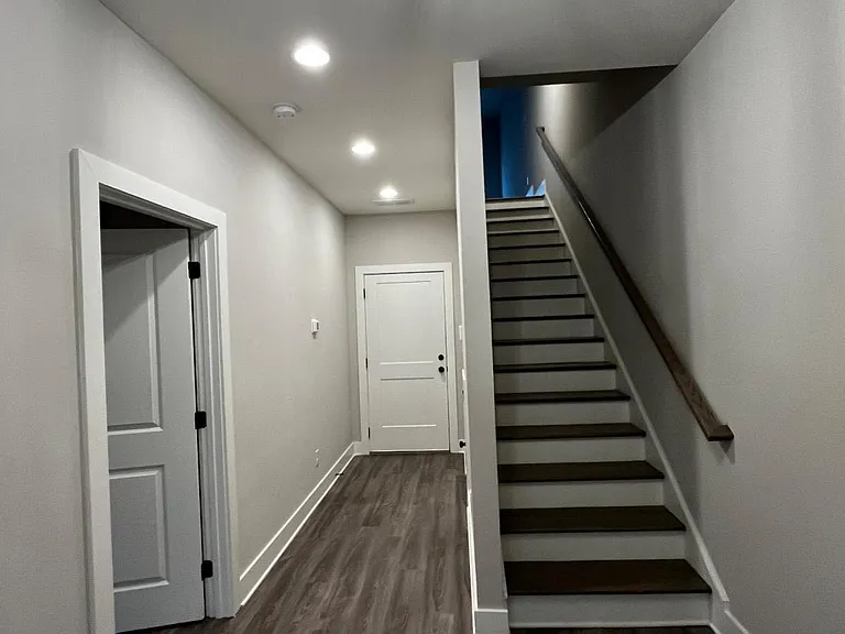 2011 Oak Ln NW — Photo 2