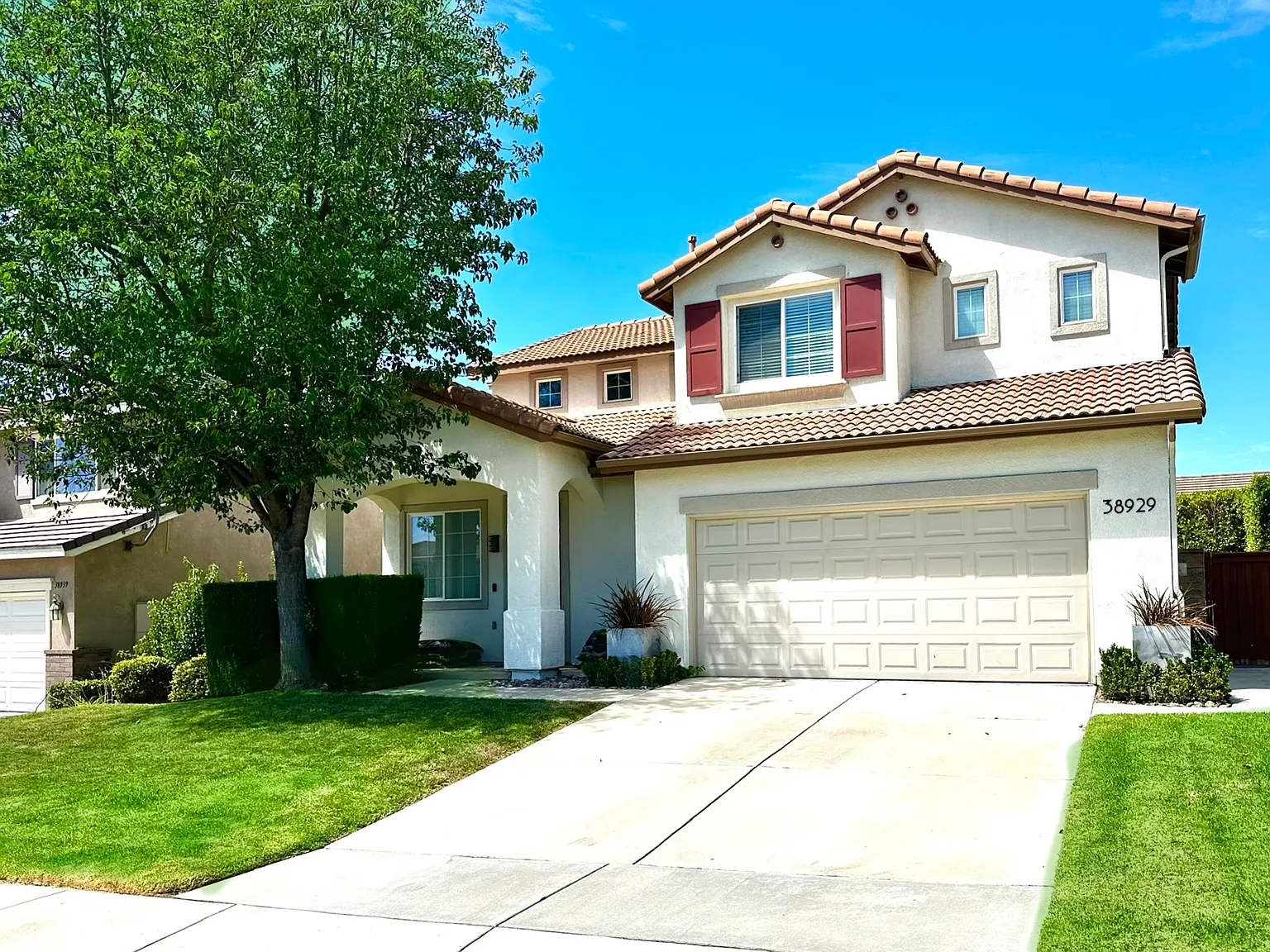 4 bed, 2.5 bath, 2091 sqft, $3,595 — Photo 2