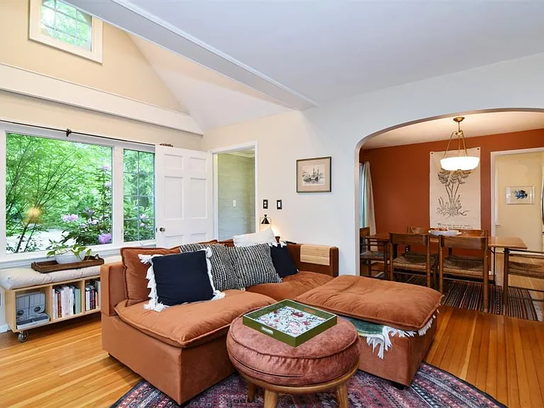 2658 Canterbury Rd — Photo 3