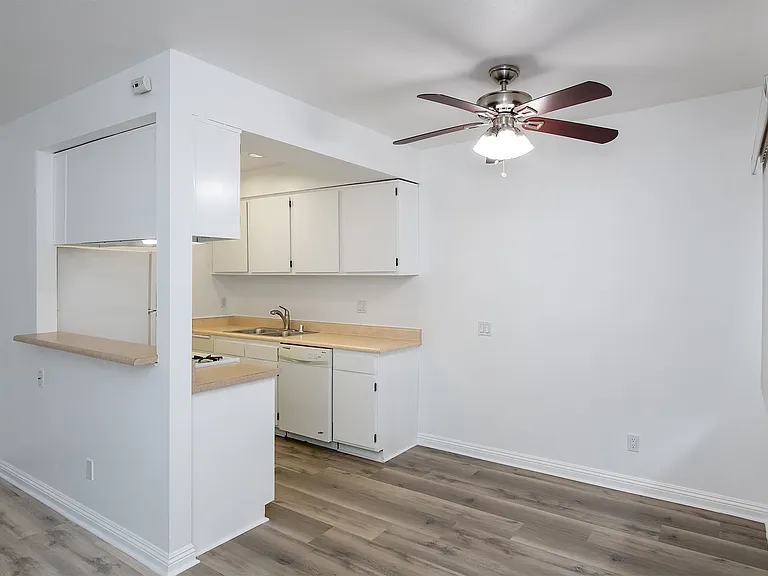 520 W. Wilson — Photo 34