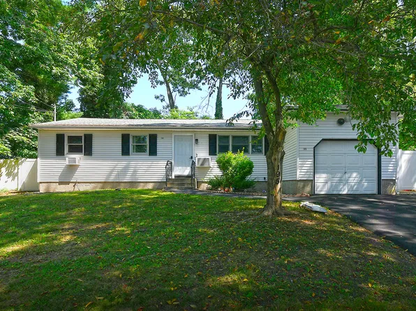 195 Mohawk St, Ronkonkoma, NY 11779