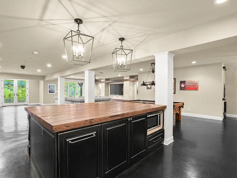 121 Burgess Ln — Photo 38