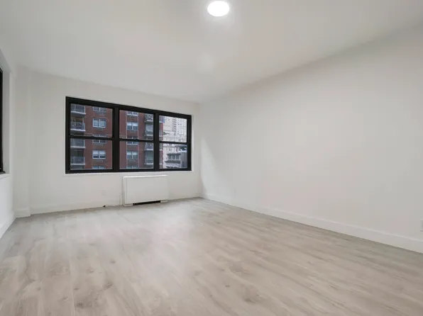 120 East 34th Street image 2 of 16