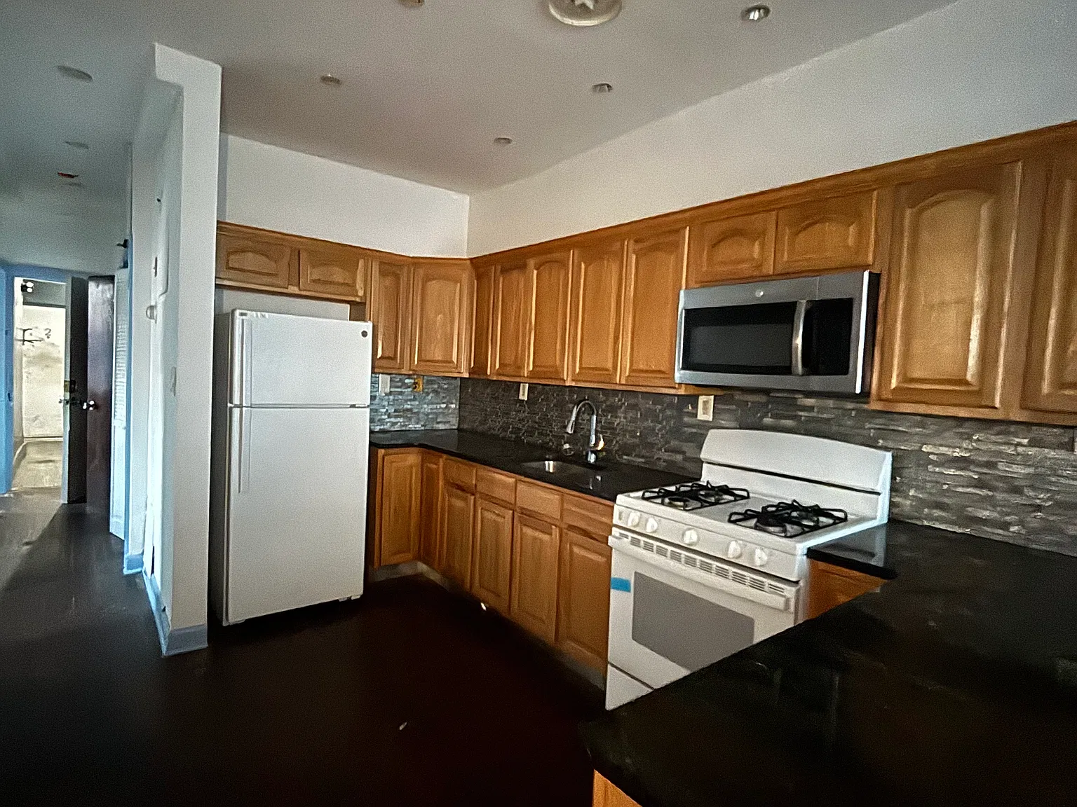 3 bed, 950 sqft, $2,000 — Photo 1