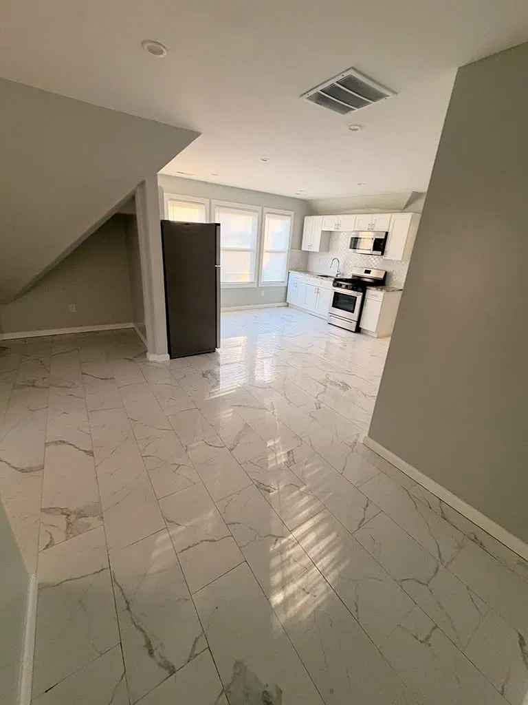 3 bed, 1000 sqft, $2,100 — Photo 3
