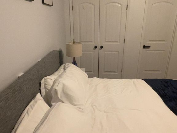 Bedroom King size bed vi