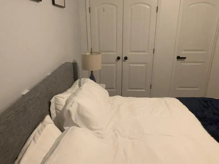 Bedroom King size bed vi