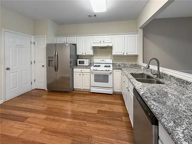 2380 Fairlie Dr — Photo 9