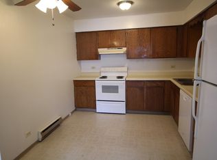 653 Dean Dr APT 3, South Elgin, IL 60177