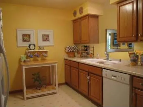 619 Lake Bluff Rd, Thiensville, WI 53092