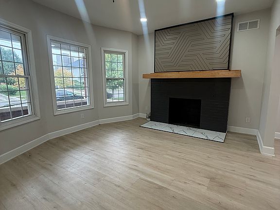 3rd image of 1341 Seward Ave