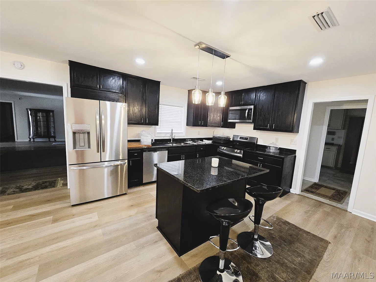 6 bed, 4.5 bath, 4621 sqft, $3,300 — Photo 4