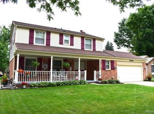 33925 Fairfax Dr, Livonia, MI 48152