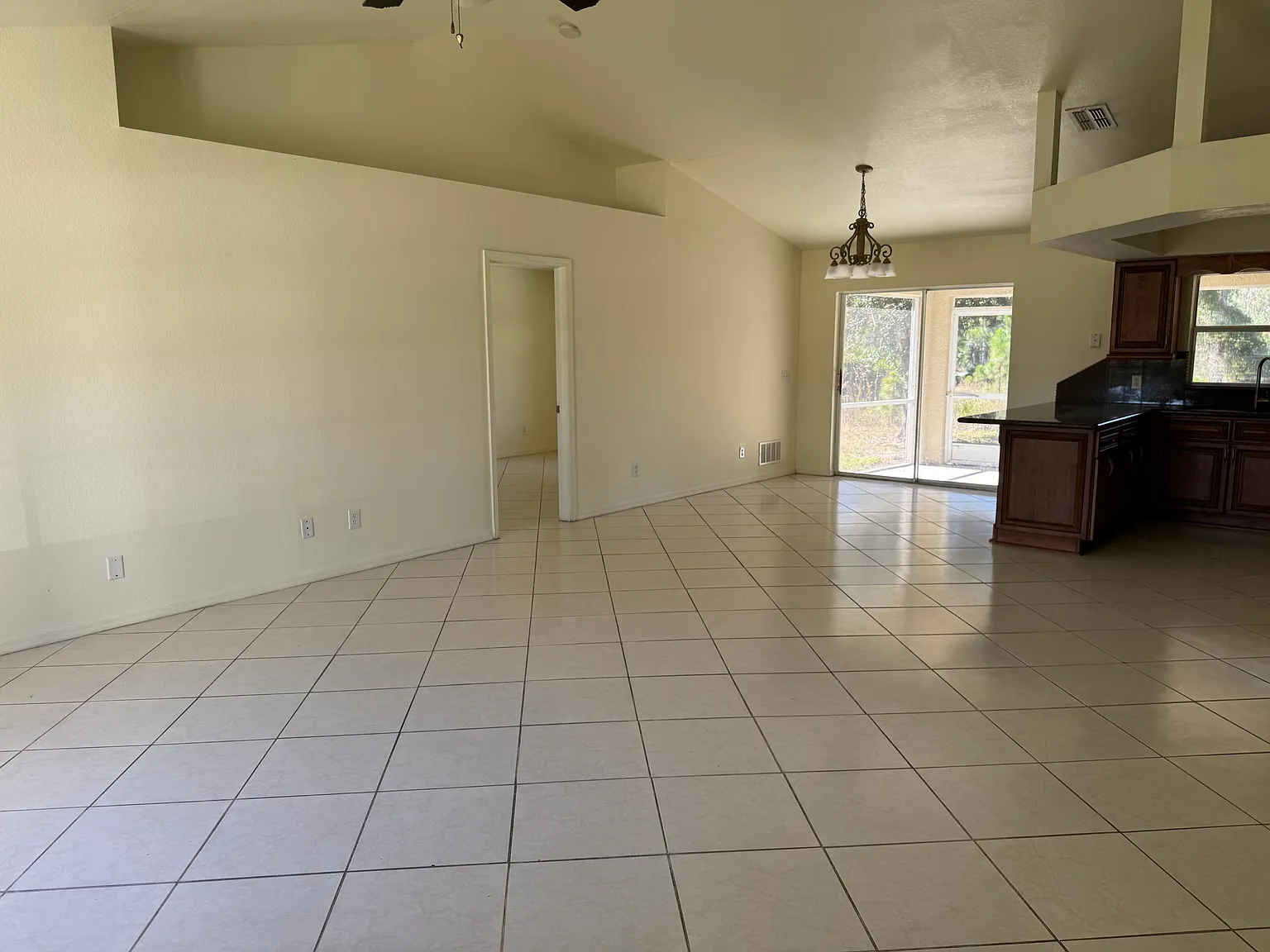 4 bed, 1712 sqft, $2,200 — Photo 2