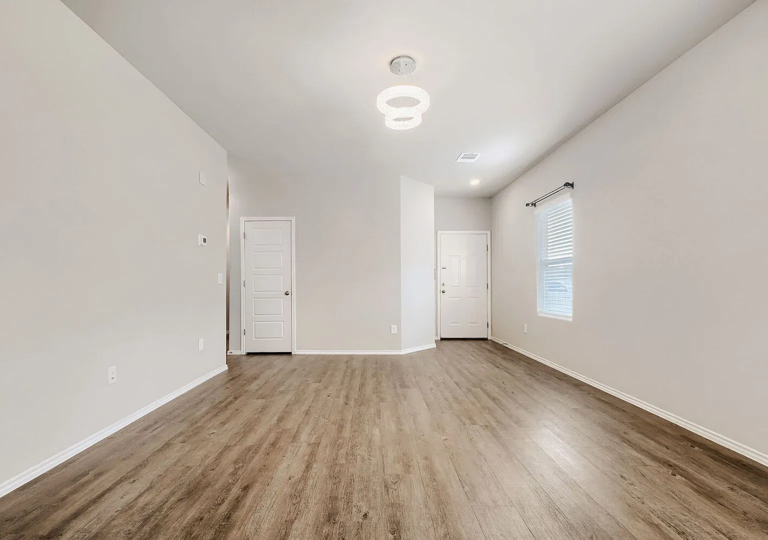 Charming 3-Bedroom Home with Open Floor Plan & Modern Kitchen — Photo 4