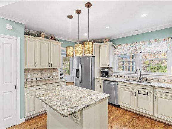 3rd image of 20 Pine Valley Rd SW