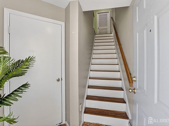 4th image of 217 Prestwick Way