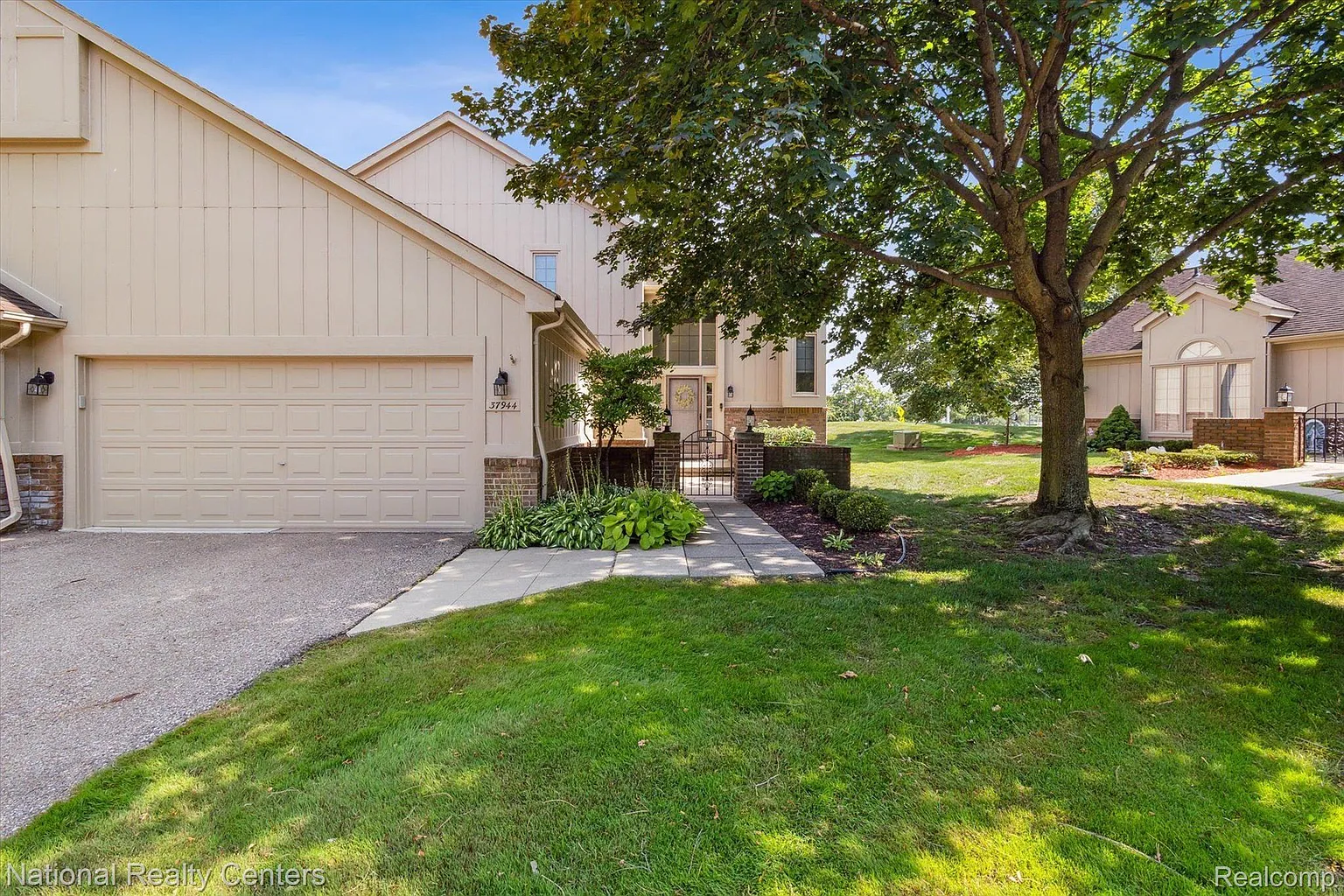37944 N Laurel Park Dr photo 1