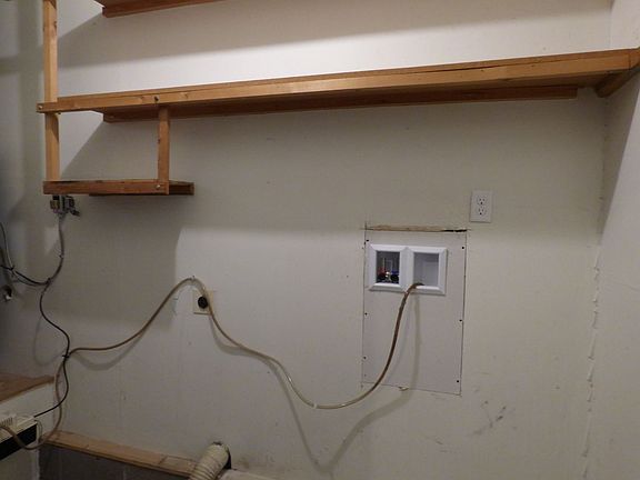5th image of 920 Kelly Pl