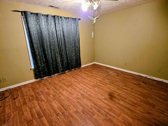 4th image of 19 Indian Oak Ln.