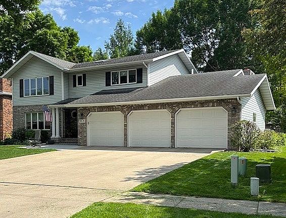 2nd image of 2870 Lilac Ln N