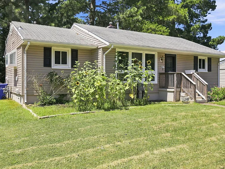 24 Warren Dr — Photo 2