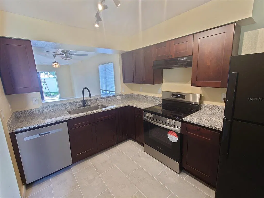 2 bed, 1.0 bath, 983 sqft, $1,749 — Photo 2