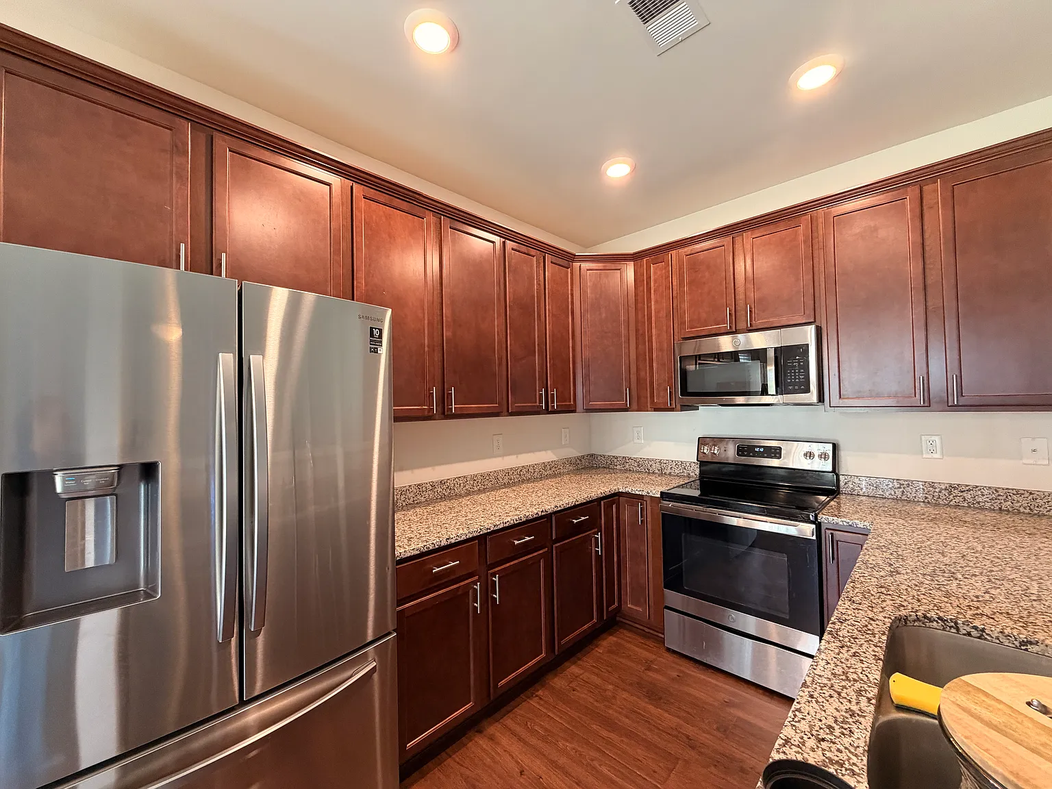 3 bed, 2.5 bath, 1600 sqft, $1,950 — Photo 4