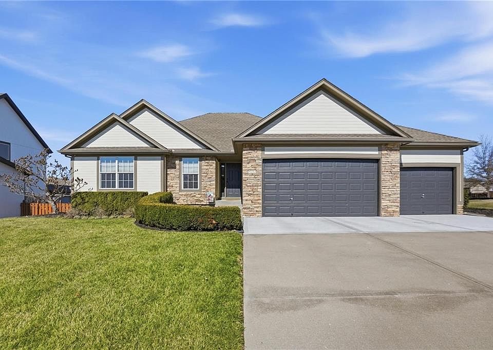 1st image of 822 SW 35th Ter