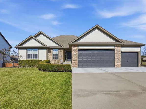 822 SW 35th Ter, Lees Summit, MO 64082