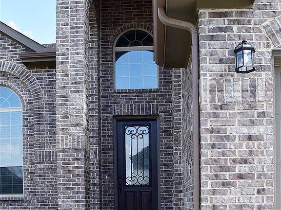 2nd image of 1013 Summer Ln