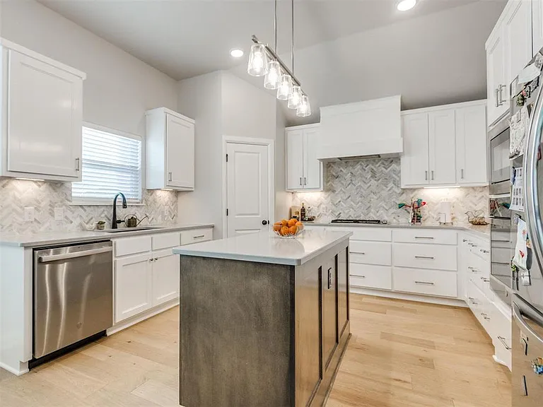 10516 NW 33rd Pl — Photo 36