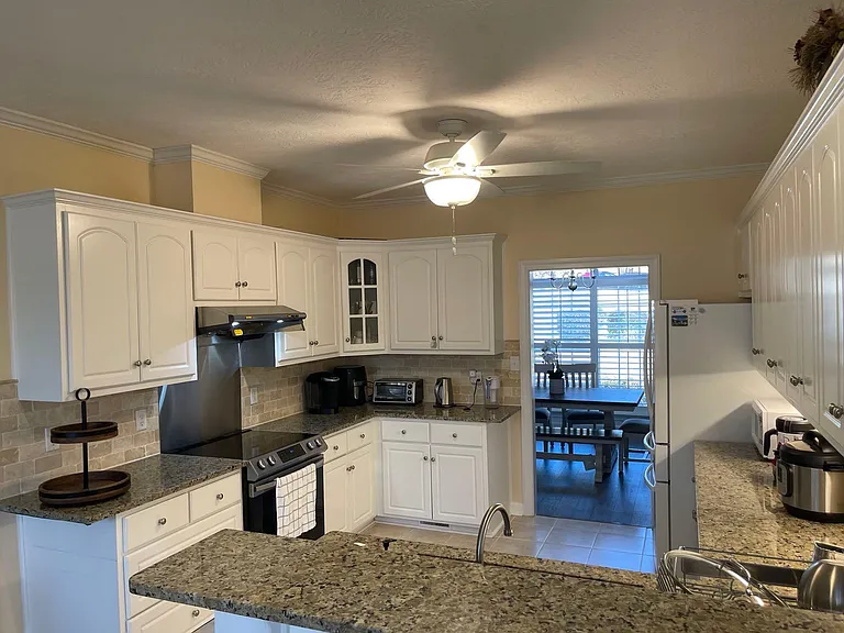 646 Surrey Ln — Photo 4